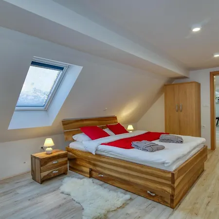 Semesterbostad Raspberry Pool&wellness - Happy *