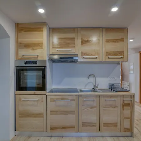 Semesterbostad Raspberry Pool&wellness - Happy