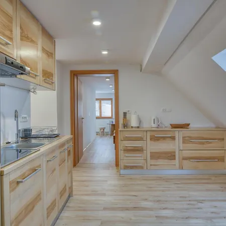 Semesterbostad Raspberry Pool&wellness - Happy